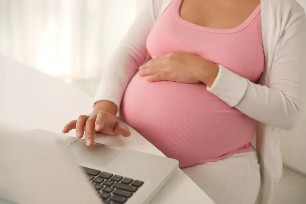 Беременная девушка с ноутбуком